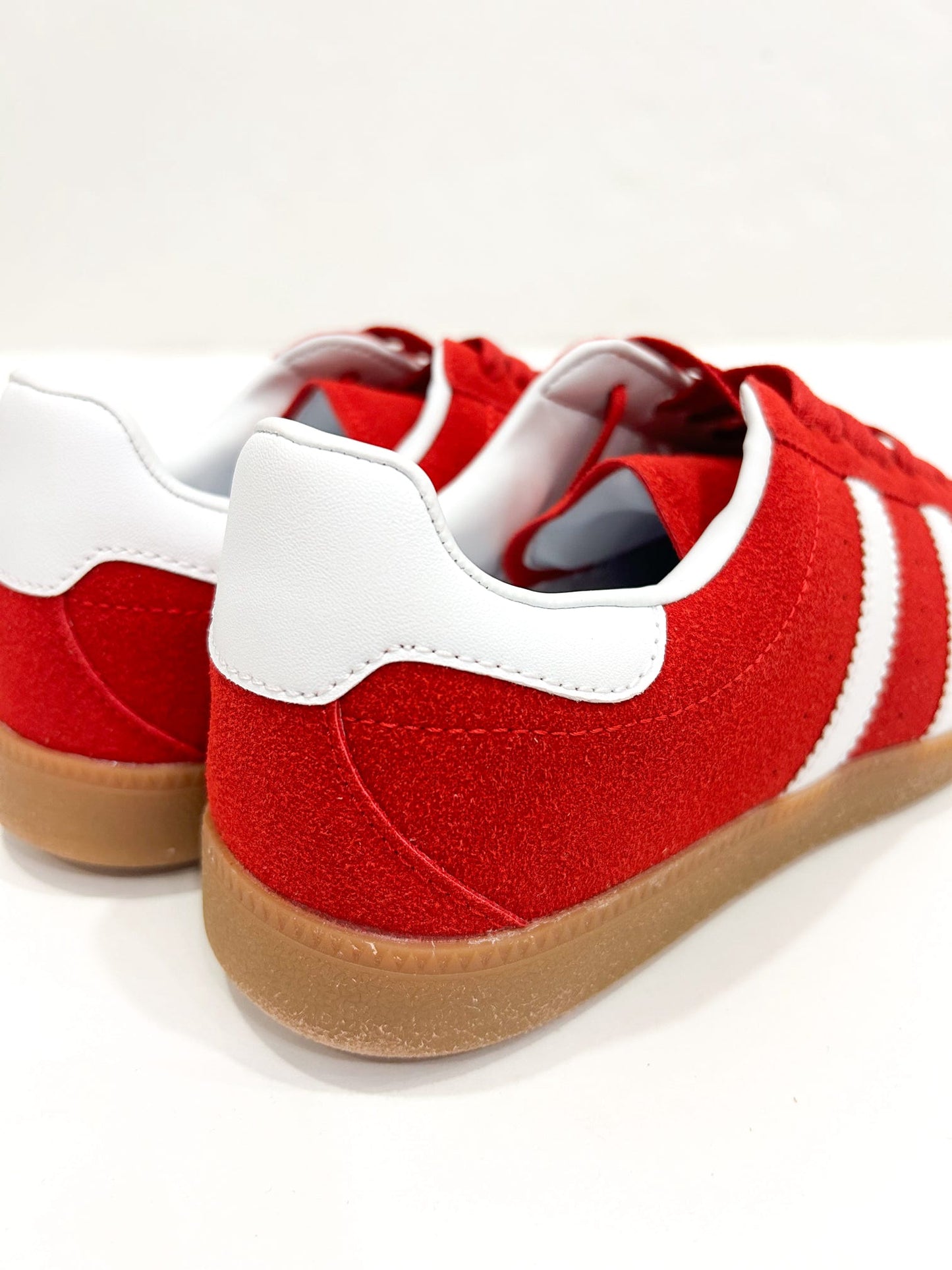 Huckle Stripe Sneakers Red